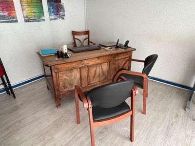 Ensemble comprenant : BUREAU DEUX CAISSONS en bois,