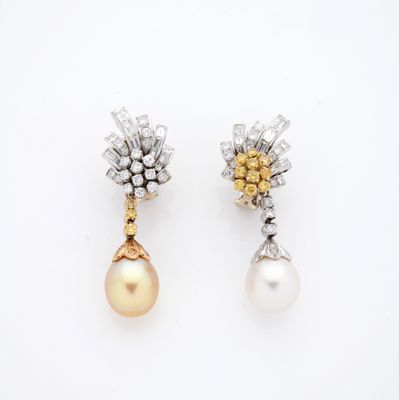 PAIRE DE PENDANTS D'OREILLES En platine et or jaune, sertis …