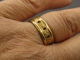 gros plan de la main d'une personne portant une bague