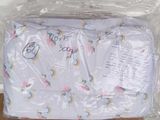 un sac en plastique posé sur une boîte en carton