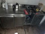 une cuisine avec un plan de travail en inox et un évier