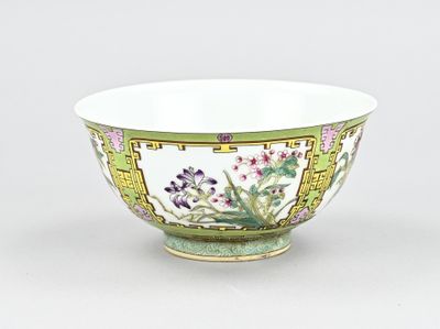 bol en porcelaine chinoise orné de fleurs et d'oiseaux sur fond vert