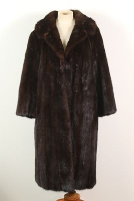 une image d'un manteau de fourrure sur un mannequin