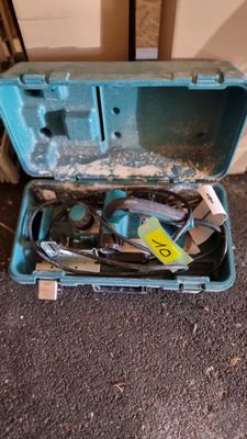 une mallette bleue avec des outils à l'intérieur sur le sol