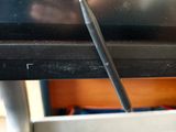 un stylo posé sur un bureau, à côté d'un écran