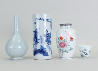 trois vases posés l'un à côté de l'autre sur une table
