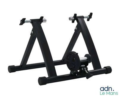 un gros plan d'un home trainer sur fond blanc