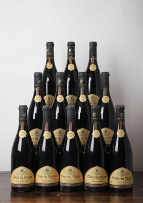 un lot de bouteilles de vin posées sur une table en bois