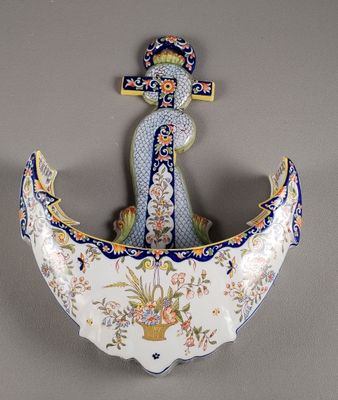 un objet décoratif accroché au mur