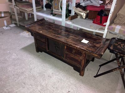 une table surmontée d'un miroir dans une pièce