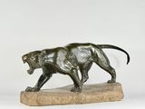 sculpture en bronze représentant une panthère posée sur un rocher, sur fond blanc