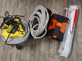 un objet jaune et noir posé par terre à côté d'un objet noir et blanc