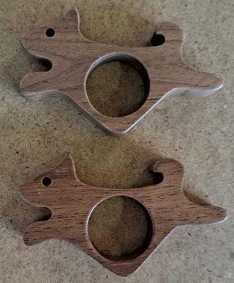 deux morceaux de bois posés l'un à côté de l'autre sur une table