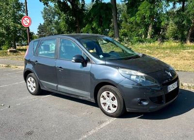une photo d'une petite voiture garée sur un parking