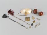 beaucoup de perles et d'autres objets qui se trouvent sur la table