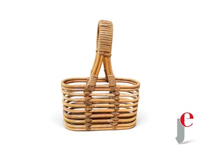 un panier en osier muni d'une poignée, sur fond blanc