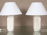 deux lampes posées sur une table