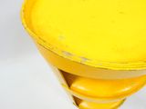 un gros plan d'un objet jaune sur une surface blanche