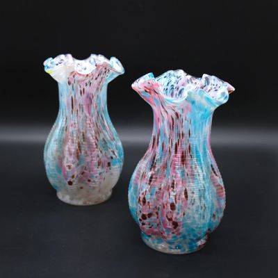 two vases that are sitting next to each other
