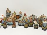 de nombreuses figurines de tailles et de couleurs différentes sur la table