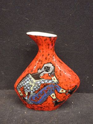 un vase rouge sur lequel est représenté un homme