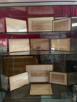 une vitrine en verre sur laquelle sont disposés de nombreux vieux papiers