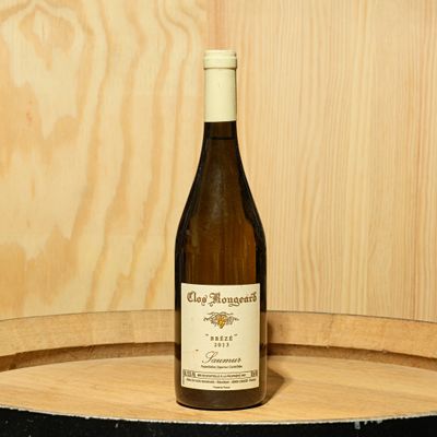 une bouteille de vin posée sur un tonneau