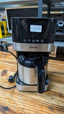 une cafetière posée sur une table en bois
