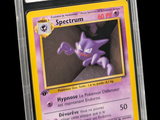 gros plan d'une carte pokemon sur fond noir