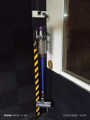 un tuyau bleu et jaune fixé à une porte noire
