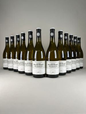 des bouteilles de vin sont alignées sur une table