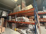 un grand entrepôt rempli d'une multitude de cartons et de fournitures