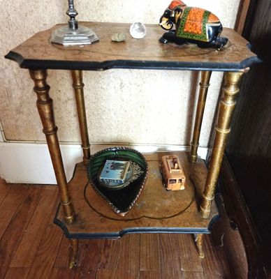 une petite table sur laquelle est posée une lampe