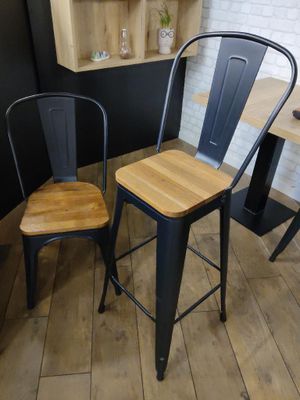 deux chaises et une table dans le coin d'une pièce