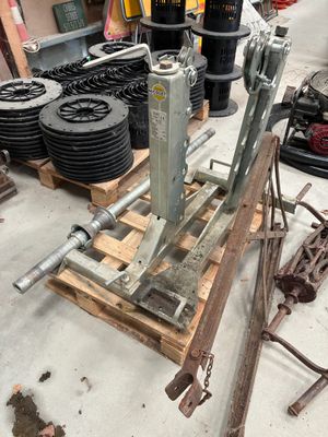 une photo montrant un tas de vieux outils posés sur une palette
