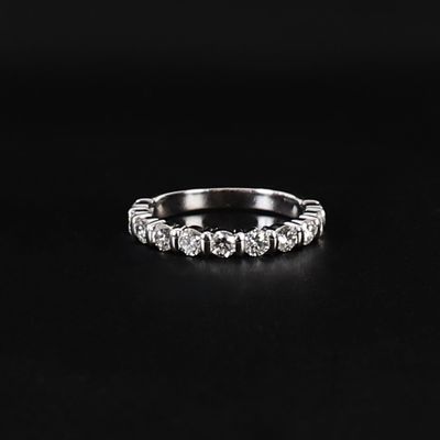 gros plan d'une bague en diamant sur une surface noire