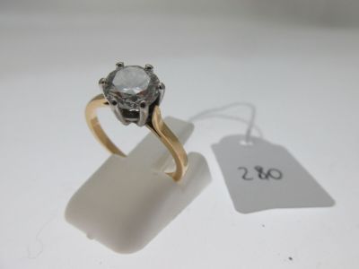 une photo d'une bague en diamant posée sur une surface blanche, avec une étiquette de prix