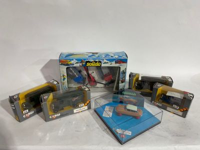 une boîte de jouets variés posée sur une table