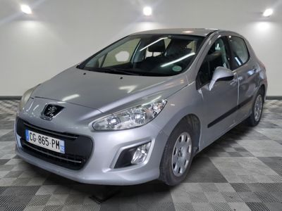 la petite voiture argentée est garée dans une grande pièce