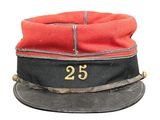 une casquette portant le numéro 25 et une casquette portant le numéro 25