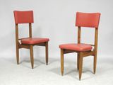 paire de chaises de salle à manger danoises du milieu du siècle, avec des assises recouvertes de vinyle rouge
