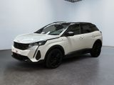 un SUV blanc garé dans une pièce blanche, équipé de jantes noires