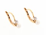 une paire de boucles d'oreilles en perles et diamants
