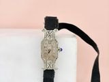 un gros plan d'une montre munie d'un bracelet noir