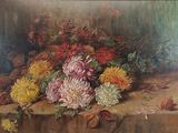 un tableau représentant des fleurs posées sur une table recouverte de feuilles