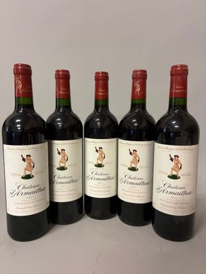 quatre bouteilles de vin rouge sont alignées sur une table