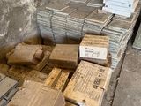 une pile de cartons et un ordinateur portable posés sur une table