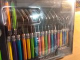 de nombreux stylos et cuillères de différentes couleurs dans une vitrine