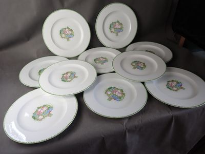 une pile d'assiettes posées sur une table