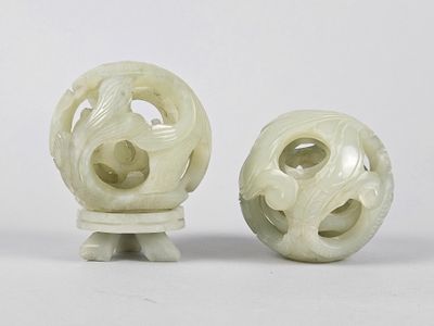paire de figurines chinoises en jade blanc sculpté représentant un dragon et une boule